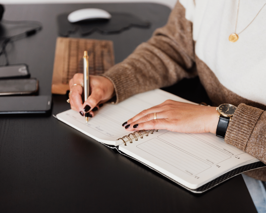 メモを取る人の画像